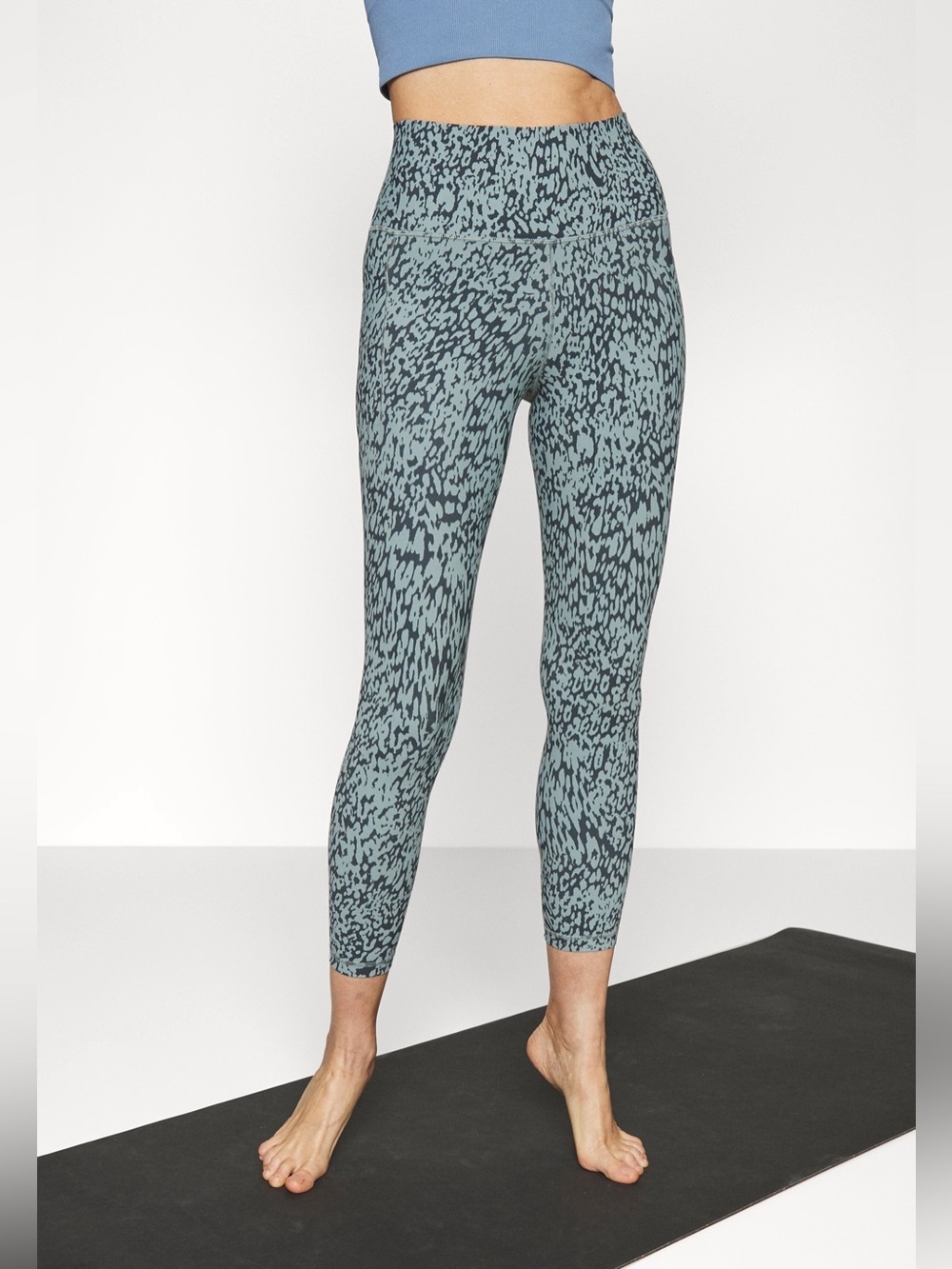 Athleta Salutation Stash Pocket II Printed 7/8 Tights Blue Leopard Print Medium